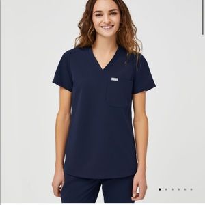 One pocket Figs Scrub top